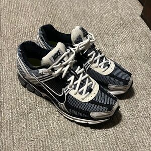 Nike Vomero 5 SE
Used/Tons of wear left 
Replacement Box